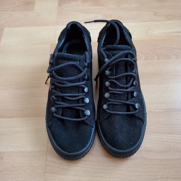 Shoes - Picture 1 of 4